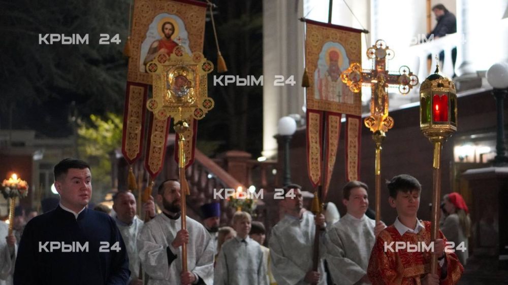Богослужения продолжаются в Александро-Невском кафедральном соборе в Симферополе Богослужения продолжаются в Александро-Невском кафедральном соборе в Симферополе