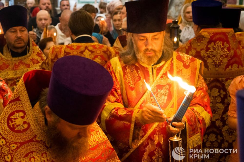 Еще кадры из собора Александра Невского, где встретили Благодатный огонь - в фотоленте РИА Новости Крым Еще кадры из собора Александра Невского, где встретили Благодатный огонь - в фотоленте РИА Новости Крым