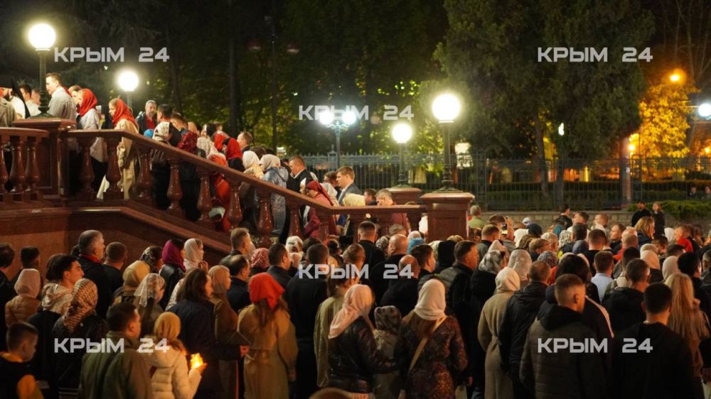 Богослужения продолжаются в Александро-Невском кафедральном соборе в Симферополе Богослужения продолжаются в Александро-Невском кафедральном соборе в Симферополе