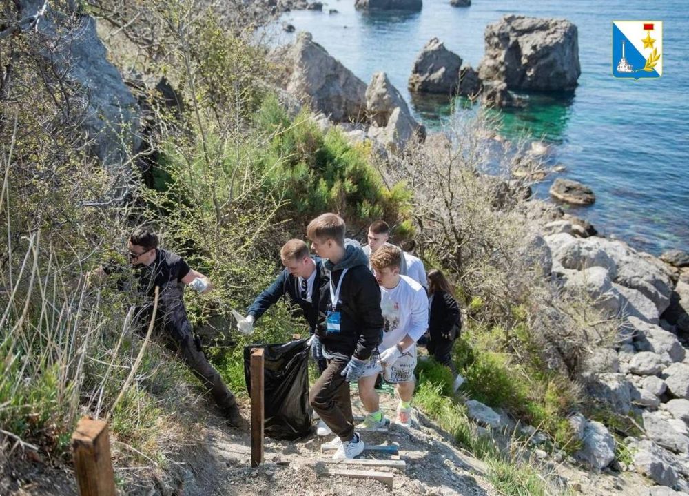 Молодежь Севастополя приводит в порядок памятные места Молодежь Севастополя приводит в порядок памятные места