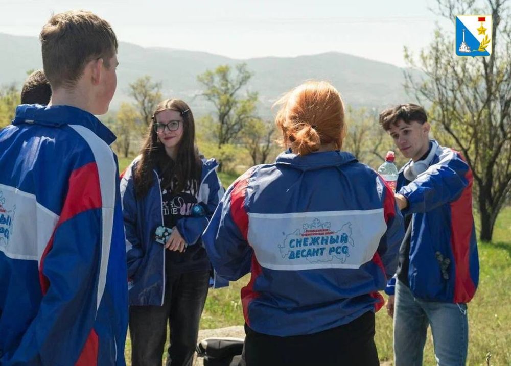 Молодежь Севастополя приводит в порядок памятные места Молодежь Севастополя приводит в порядок памятные места