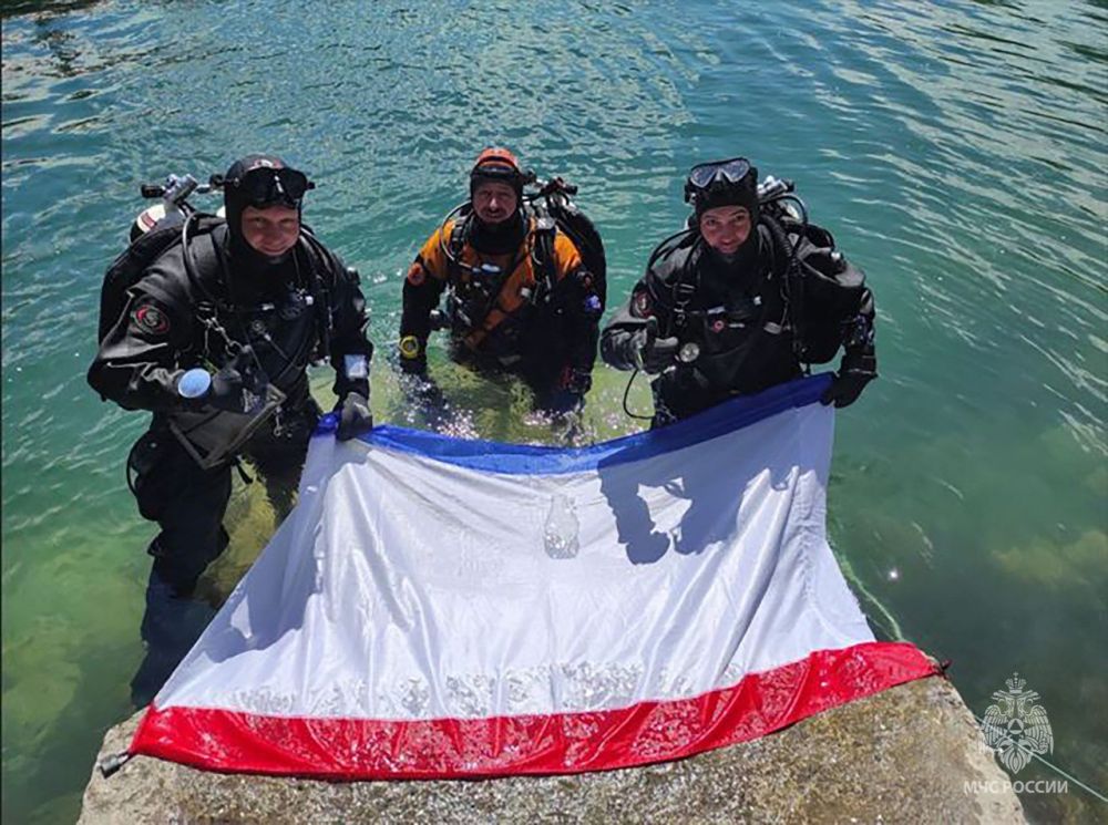 Крымские водолазы-спасатели провели тренировочные погружения на Голубом озере Кабардино-Балкарии Крымские водолазы-спасатели провели тренировочные погружения на Голубом озере Кабардино-Балкарии