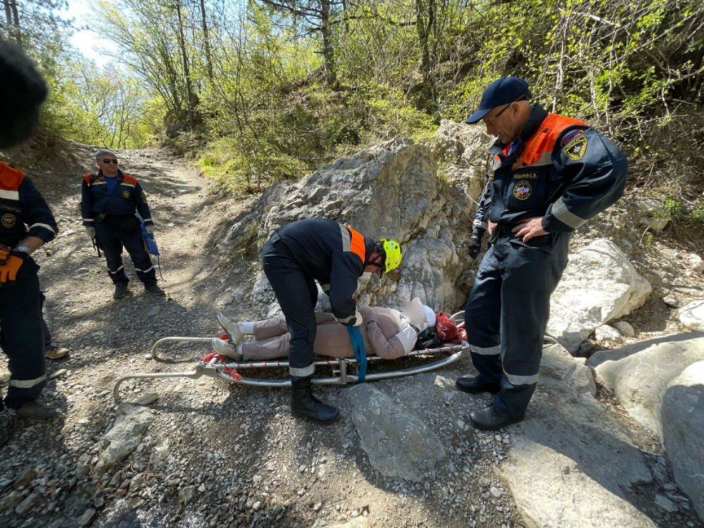 Сотрудники "КРЫМ-СПАС" за прошедшие выходные дни дважды оказывали помощь туристам, травмировавшимся в горах