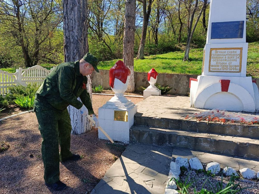 В канун Дня Великой Победы следователи СК благоустроили территорию братской могилы павших партизан в Добровском сельском поселении В канун Дня Великой Победы следователи СК благоустроили территорию братской могилы павших партизан в Добровском сельском поселении