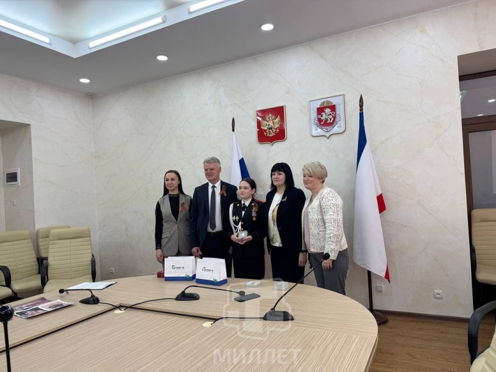 Крымской школьнице Анастасии Суменковой вручили монету из драгоценного металла, отчеканенную по её эскизу Крымской школьнице Анастасии Суменковой вручили монету из драгоценного металла, отчеканенную по её эскизу