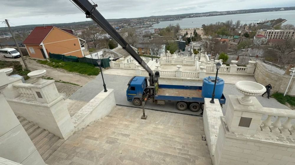 Завтра стартуют работы по помывке и очистке Большой и Малой Митридатских лестниц. Завтра стартуют работы по помывке и очистке Большой и Малой Митридатских лестниц.