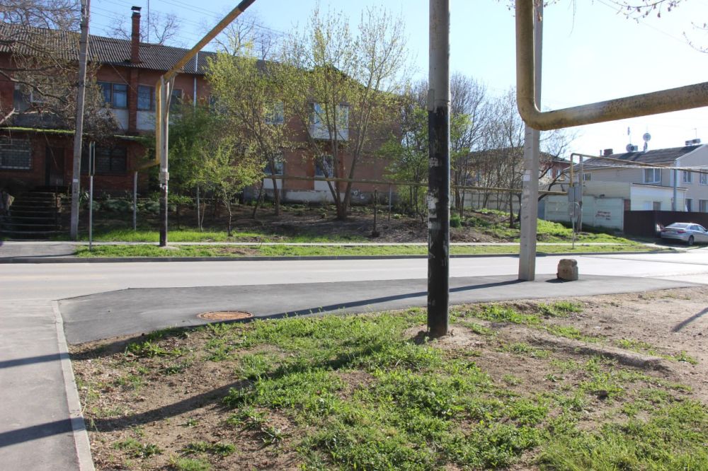 #жкх. По просьбе жителей улицы Комарова заасфальтирован оживленный тротуар, ведущий к ул. Заречной, по которому ежедневно передвигаются сотни людей к остановке и к школе #жкх. По просьбе жителей улицы Комарова заасфальтирован оживленный тротуар, ведущий к ул. Заречной, по которому ежедневно передвигаются сотни людей к остановке и к школе