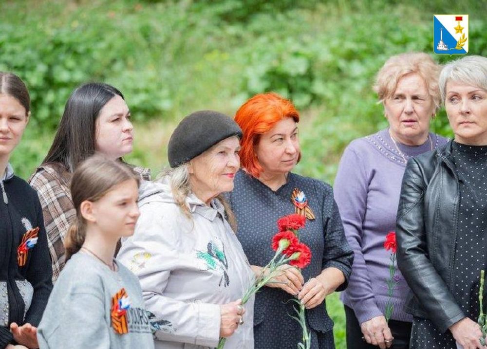 Сотрудники департамента соцзащиты и Социального приюта для детей привели в порядок ДОТ № 13 Сотрудники департамента соцзащиты и Социального приюта для детей привели в порядок ДОТ № 13