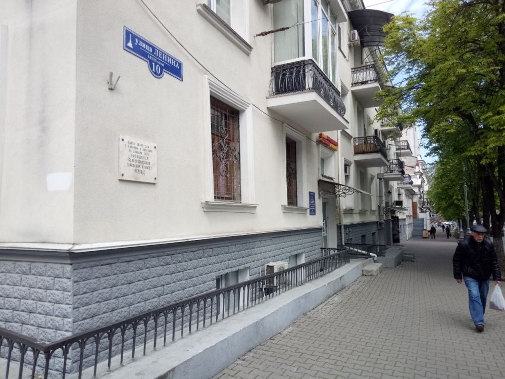 В Севастополе заменят адресные таблички на домах В Севастополе заменят адресные таблички на домах