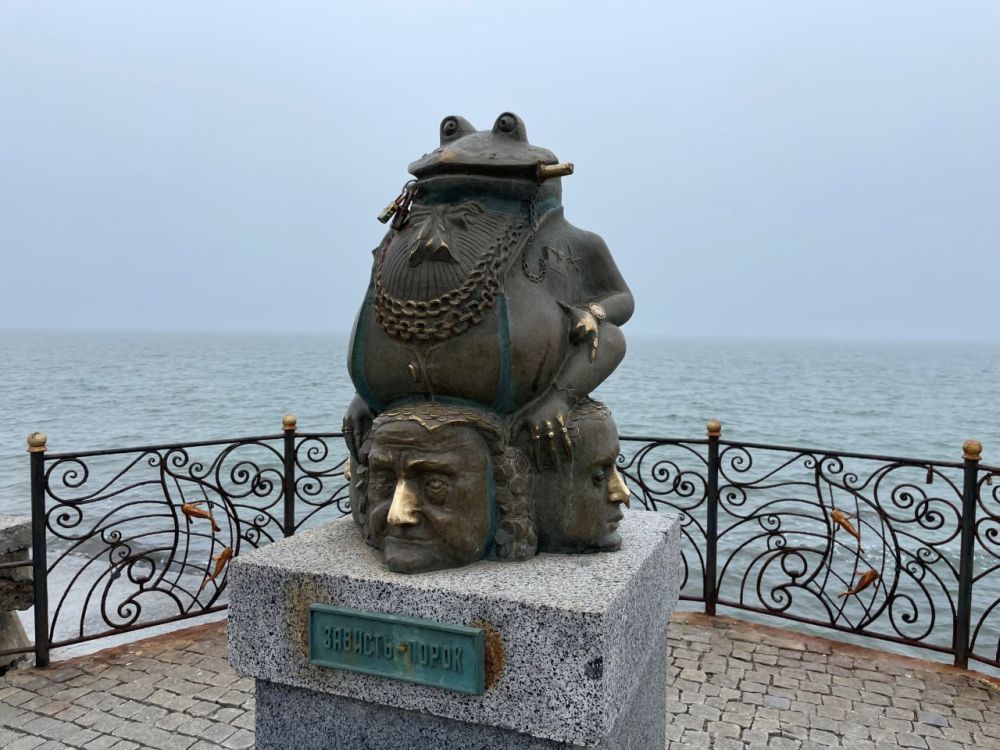 Не проезжайте мимо. Теплое море, песчаные косы, памятники древности и музеи с полотнами известных художников (как в Третьякове или Эрмитаже, только без очередей) - все это, а также черешня, вкусная еда и даже аквапарки... Не проезжайте мимо. Теплое море, песчаные косы, памятники древности и музеи с полотнами известных художников (как в Третьякове или Эрмитаже, только без очередей) - все это, а также черешня, вкусная еда и даже аквапарки...