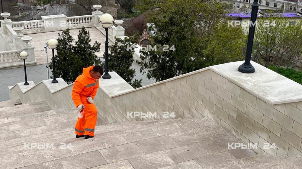 В Керчи приводят в порядок Большую Митридатскую лестницу В Керчи приводят в порядок Большую Митридатскую лестницу