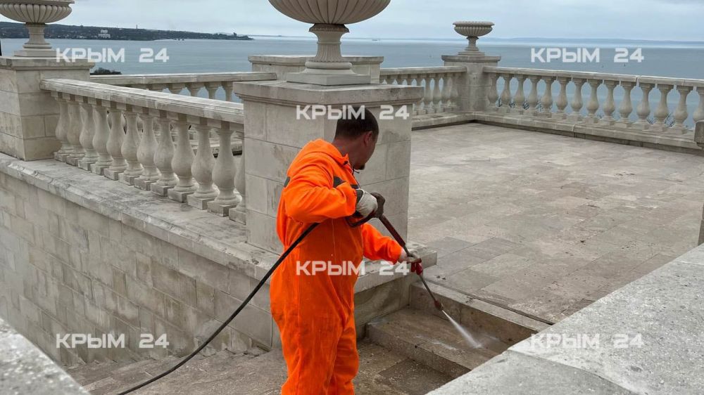 В Керчи приводят в порядок Большую Митридатскую лестницу В Керчи приводят в порядок Большую Митридатскую лестницу