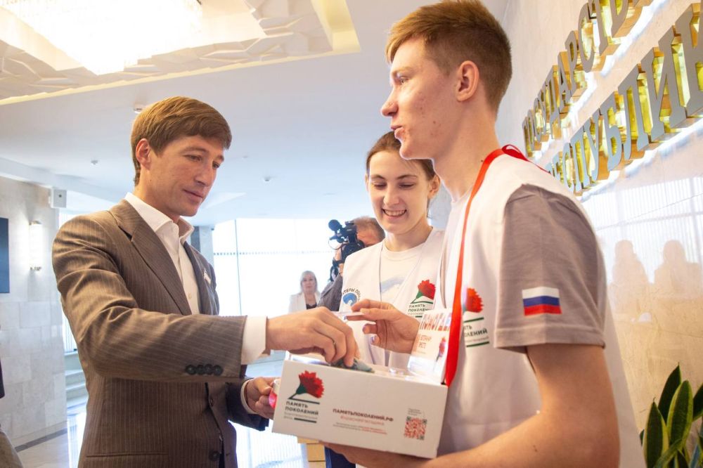 Депутаты Госсовета Крыма присоединились к Всероссийской акции «Красная гвоздика», которая проходит с 10 апреля по 22 июня 2025 года и организована в поддержку ветеранов Великой Отечественной войны, локальных конфликтов и... Депутаты Госсовета Крыма присоединились к Всероссийской акции «Красная гвоздика», которая проходит с 10 апреля по 22 июня 2025 года и организована в поддержку ветеранов Великой Отечественной войны, локальных конфликтов и...