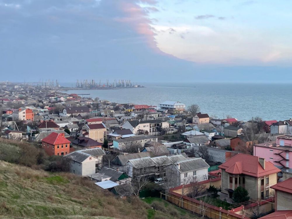 Не проезжайте мимо. Теплое море, песчаные косы, памятники древности и музеи с полотнами известных художников (как в Третьякове или Эрмитаже, только без очередей) - все это, а также черешня, вкусная еда и даже аквапарки... Не проезжайте мимо. Теплое море, песчаные косы, памятники древности и музеи с полотнами известных художников (как в Третьякове или Эрмитаже, только без очередей) - все это, а также черешня, вкусная еда и даже аквапарки...