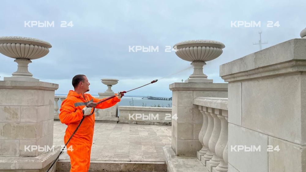В Керчи приводят в порядок Большую Митридатскую лестницу В Керчи приводят в порядок Большую Митридатскую лестницу