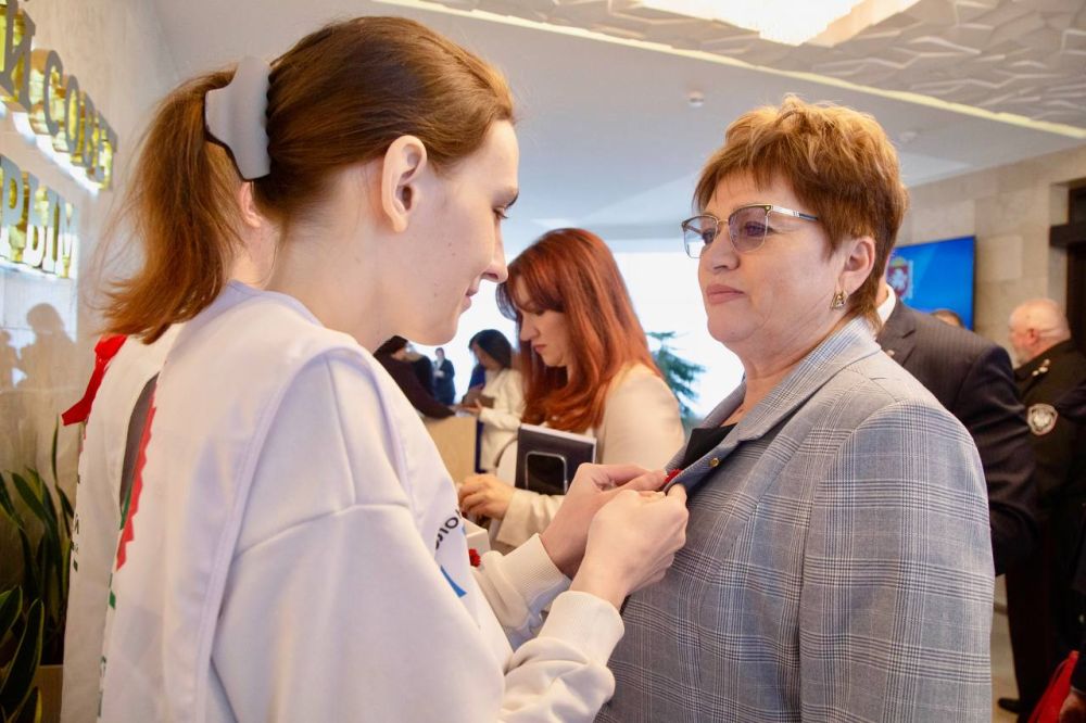 Депутаты Госсовета Крыма присоединились к Всероссийской акции «Красная гвоздика», которая проходит с 10 апреля по 22 июня 2025 года и организована в поддержку ветеранов Великой Отечественной войны, локальных конфликтов и... Депутаты Госсовета Крыма присоединились к Всероссийской акции «Красная гвоздика», которая проходит с 10 апреля по 22 июня 2025 года и организована в поддержку ветеранов Великой Отечественной войны, локальных конфликтов и...