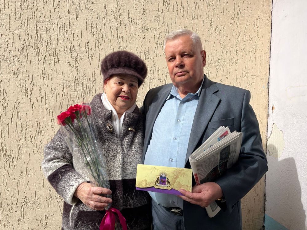 Ялтинцев поздравили с почётными юбилеями Ялтинцев поздравили с почётными юбилеями