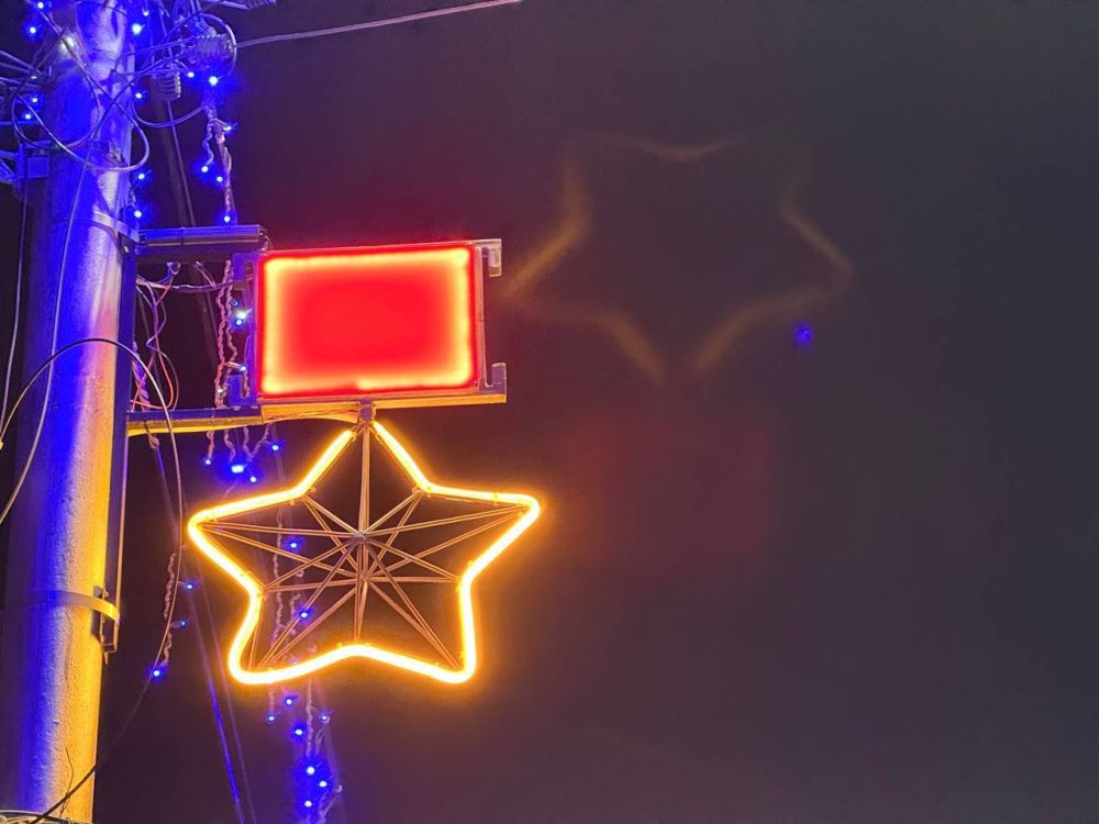 #городские_новости. Дорогу на Митридат украшают праздничной символикой #городские_новости. Дорогу на Митридат украшают праздничной символикой