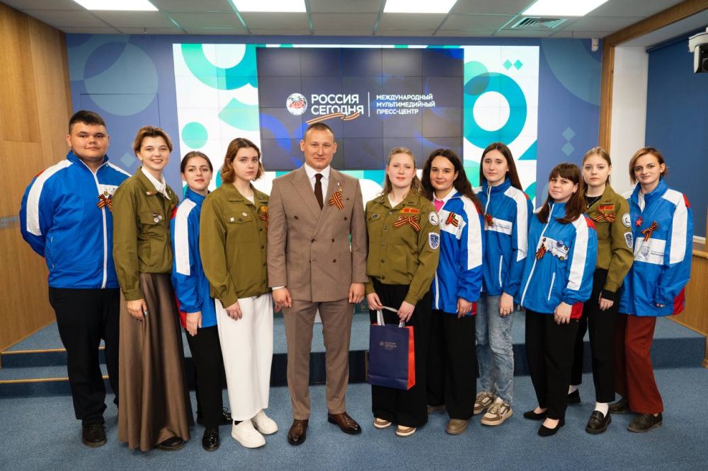 Симферополь присоединился к старту акции «Георгиевская ленточка» Симферополь присоединился к старту акции «Георгиевская ленточка»