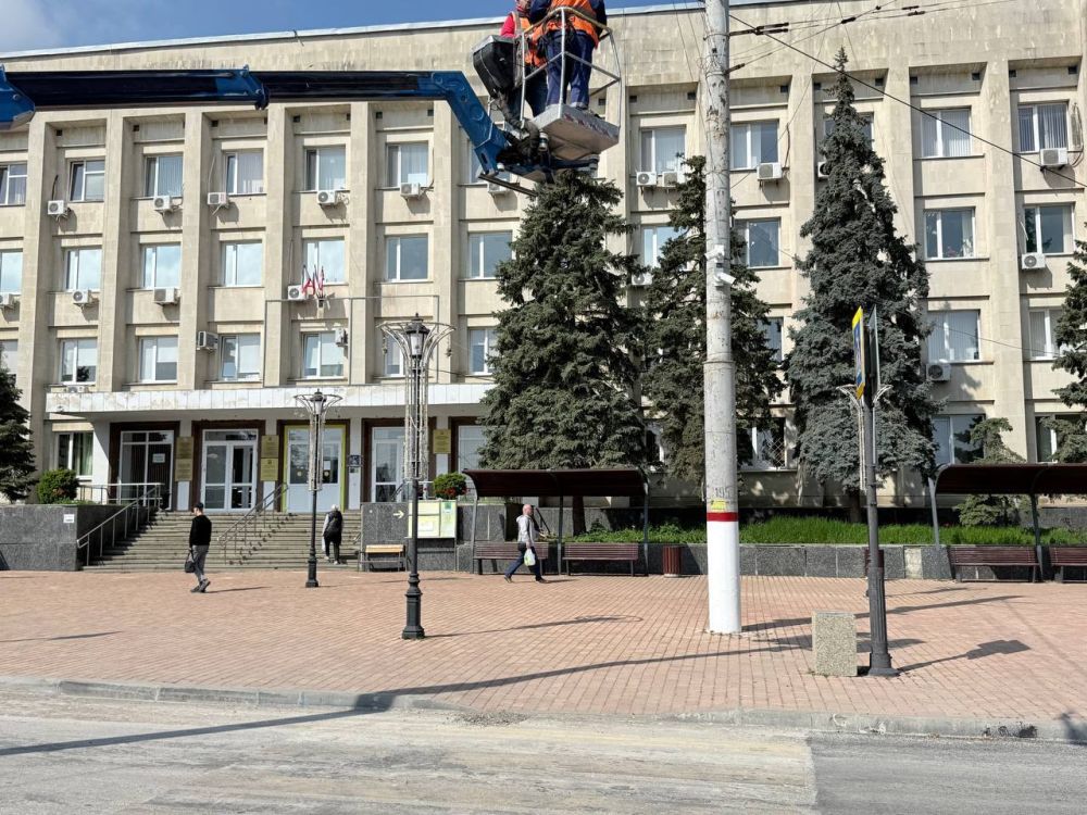 #городские_новости. Дорогу на Митридат украшают праздничной символикой #городские_новости. Дорогу на Митридат украшают праздничной символикой