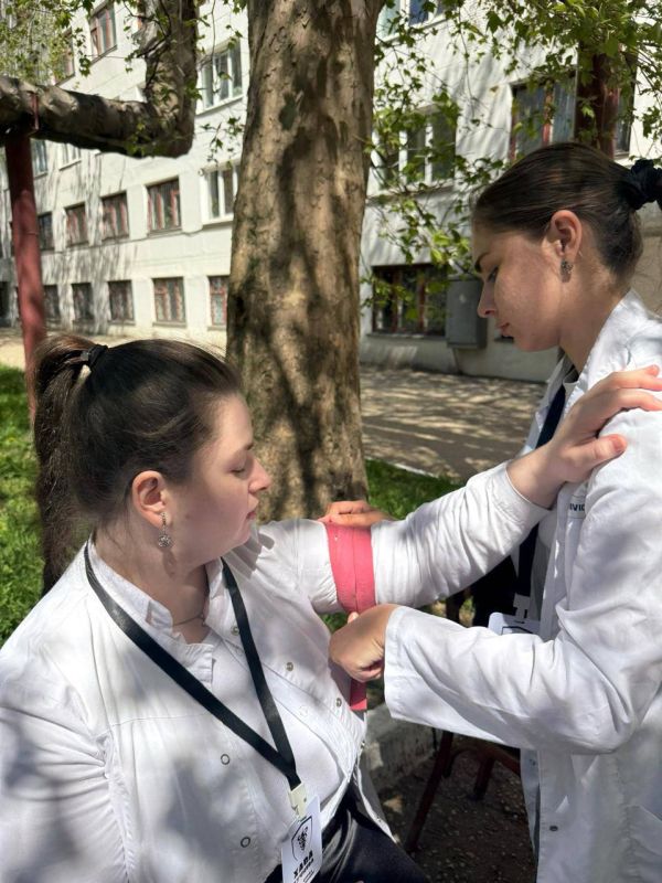 Наталья Резниченко: Сегодня на территории Медицинского Института прошла подготовка медицинского отряда территориальной обороны, состоящего из студентов мединститута для обучения школьников 3 класса лицея им. Крымской Весны... Наталья Резниченко: Сегодня на территории Медицинского Института прошла подготовка медицинского отряда территориальной обороны, состоящего из студентов мединститута для обучения школьников 3 класса лицея им. Крымской Весны...