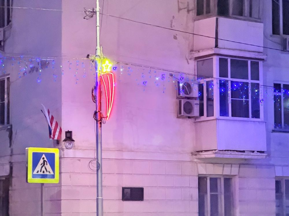 #городские_новости. Дорогу на Митридат украшают праздничной символикой #городские_новости. Дорогу на Митридат украшают праздничной символикой