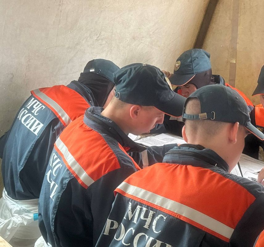 «Диктант Победы» пишут в волонтерском лагере Единой России «Черноморский рубеж». «Диктант Победы» пишут в волонтерском лагере Единой России «Черноморский рубеж».