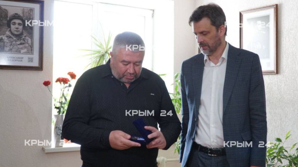 Отец Александра Федорчака получил награду «За храбрость» от Союза журналистов России, которую посмертно присвоили погибшему военному корреспонденту Отец Александра Федорчака получил награду «За храбрость» от Союза журналистов России, которую посмертно присвоили погибшему военному корреспонденту