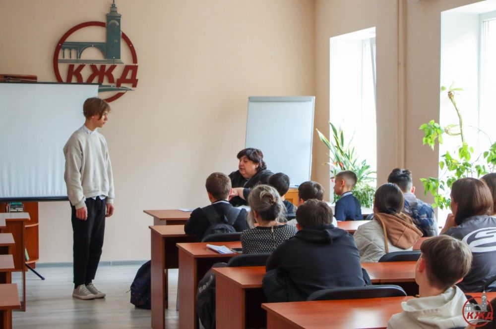 Знакомство с КЖД. Сегодня, 25 апреля на Крымской железной дороге по инициативе российской общественной благотворительной организации «Российский детский фонд» для школьников Заречненской школы была организована... Знакомство с КЖД. Сегодня, 25 апреля на Крымской железной дороге по инициативе российской общественной благотворительной организации «Российский детский фонд» для школьников Заречненской школы была организована...