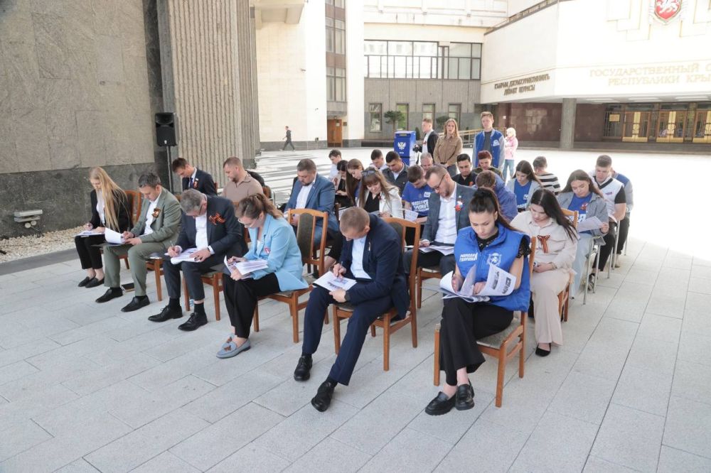 «Диктант Победы» написали на площадке у здания крымского парламента «Диктант Победы» написали на площадке у здания крымского парламента
