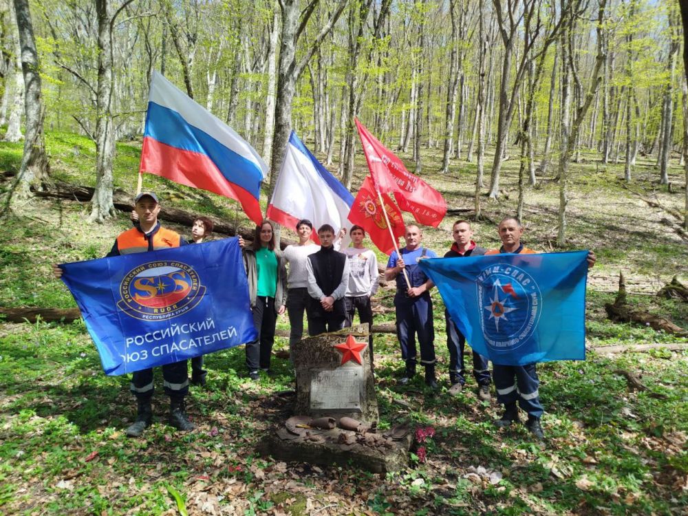 Крымские спасатели продолжают акцию по благоустройству памятников Великой Отечественной Войны Крымские спасатели продолжают акцию по благоустройству памятников Великой Отечественной Войны