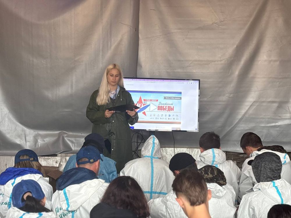 «Диктант Победы» пишут в волонтерском лагере Единой России «Черноморский рубеж». «Диктант Победы» пишут в волонтерском лагере Единой России «Черноморский рубеж».
