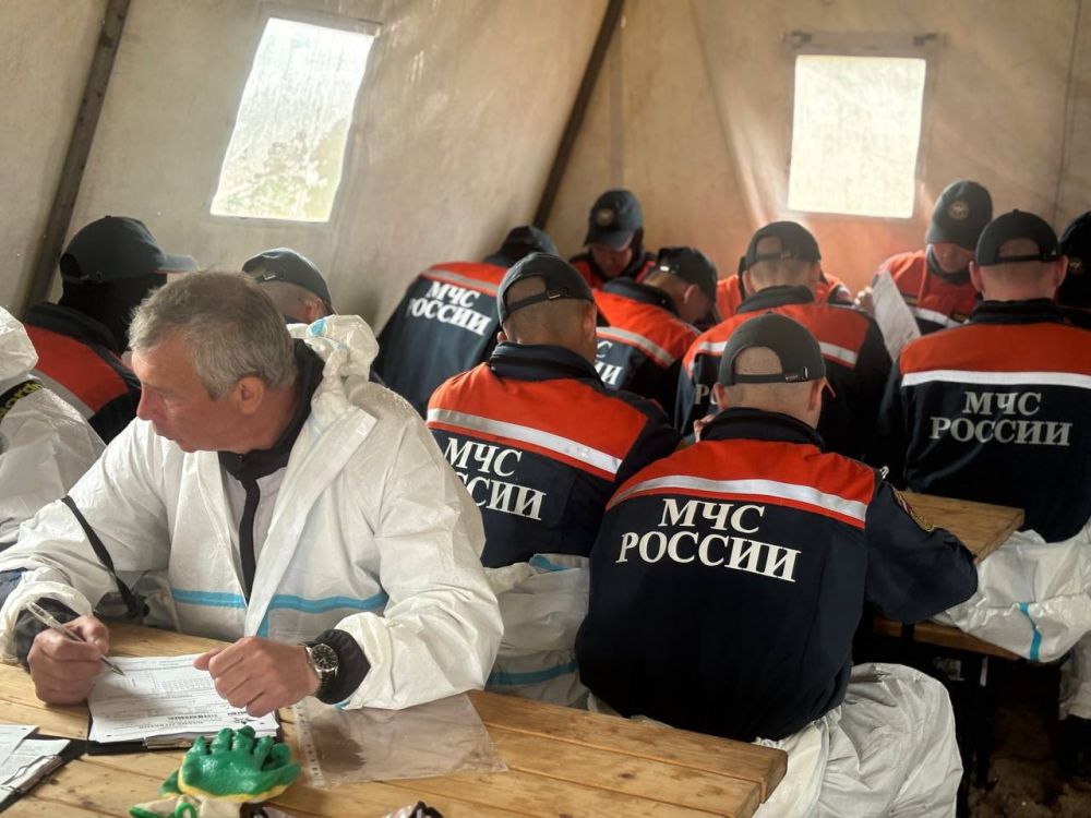 «Диктант Победы» пишут в волонтерском лагере Единой России «Черноморский рубеж». «Диктант Победы» пишут в волонтерском лагере Единой России «Черноморский рубеж».