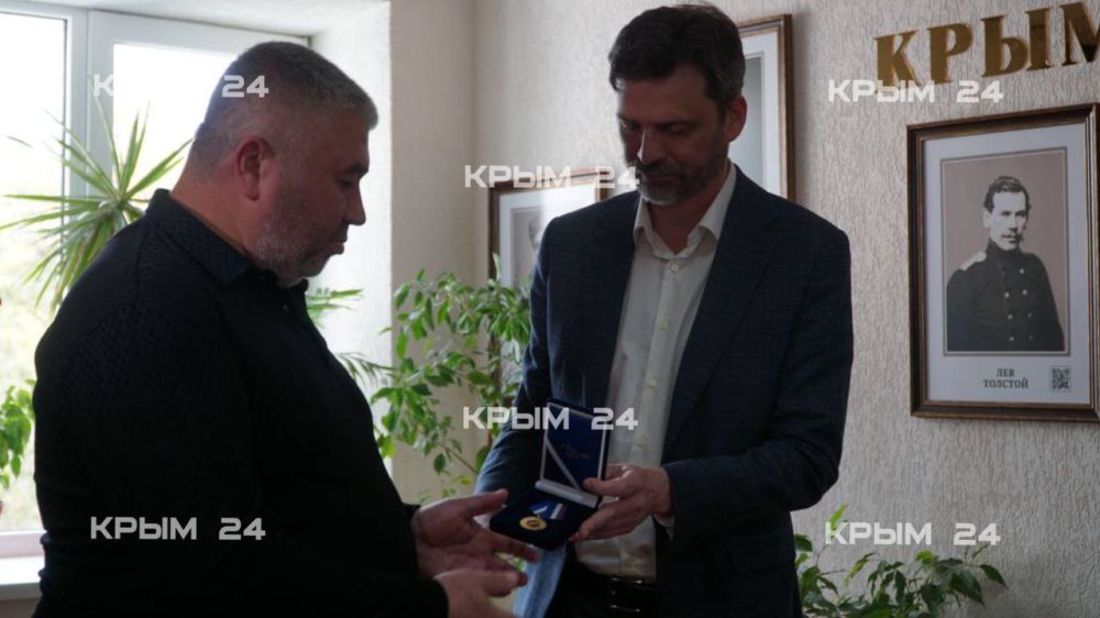 В Зале славы крымской журналистики установили портрет военного корреспондента Александра Федорчака, погибшего при исполнении служебного долга В Зале славы крымской журналистики установили портрет военного корреспондента Александра Федорчака, погибшего при исполнении служебного долга