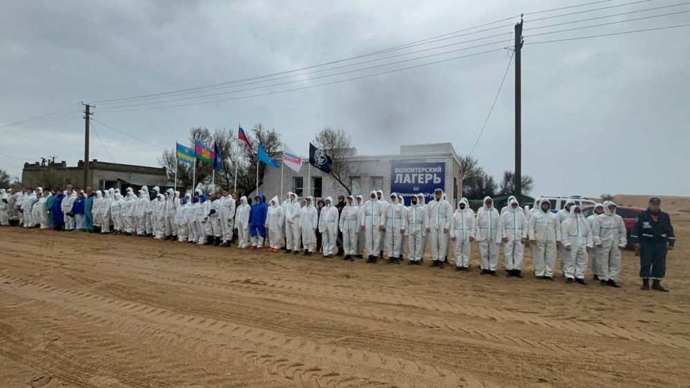 «Диктант Победы» пишут в волонтерском лагере Единой России «Черноморский рубеж». «Диктант Победы» пишут в волонтерском лагере Единой России «Черноморский рубеж».