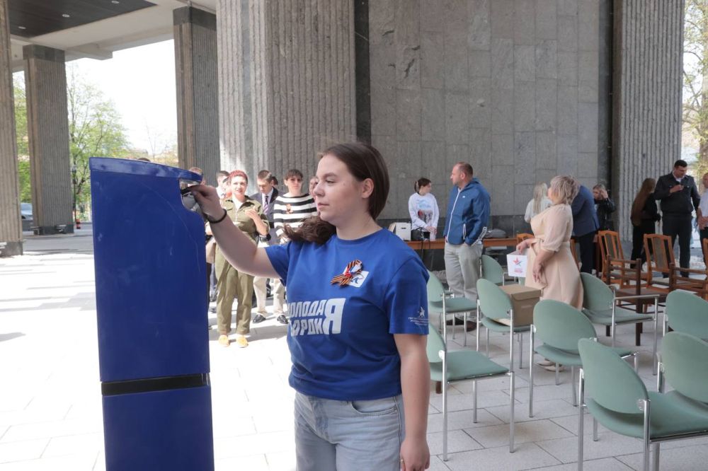 «Диктант Победы» написали на площадке у здания крымского парламента «Диктант Победы» написали на площадке у здания крымского парламента