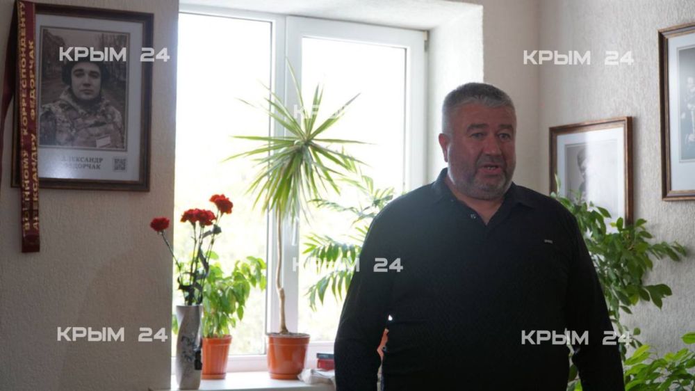 Отец Александра Федорчака получил награду «За храбрость» от Союза журналистов России, которую посмертно присвоили погибшему военному корреспонденту Отец Александра Федорчака получил награду «За храбрость» от Союза журналистов России, которую посмертно присвоили погибшему военному корреспонденту