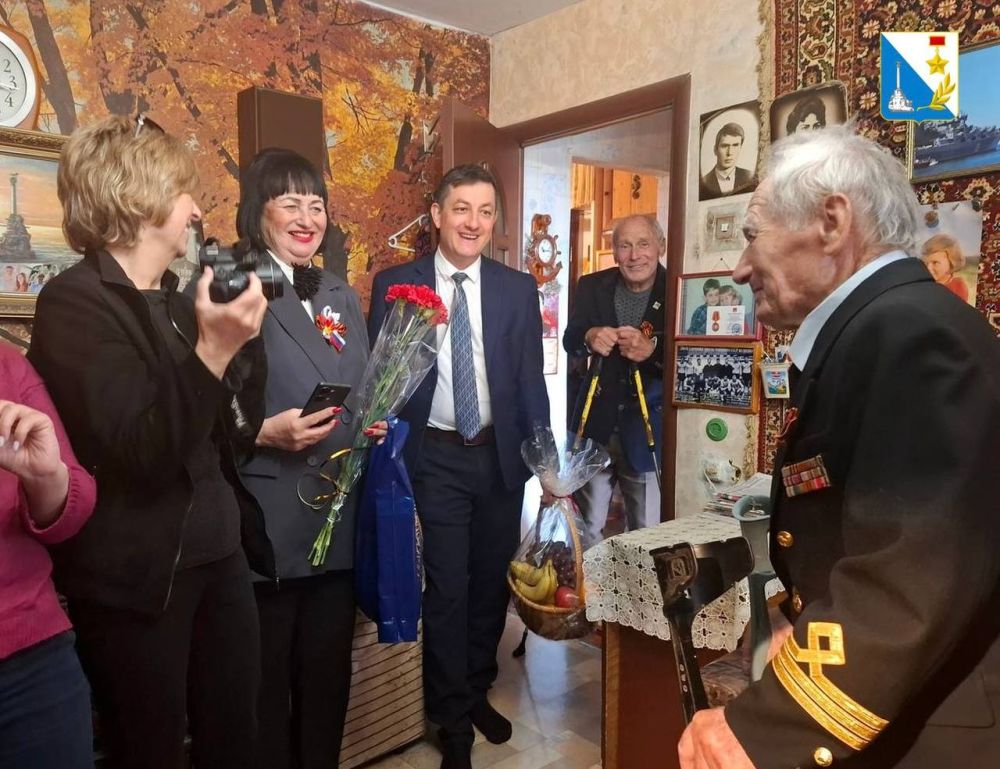 В рамках акции «В гости к ветерану» представители Чувашского национально-культурного общества Севастополя совместно с сотрудниками департамента внутренней политики и Дома ветеранов навестили участника Великой Отечественной... В рамках акции «В гости к ветерану» представители Чувашского национально-культурного общества Севастополя совместно с сотрудниками департамента внутренней политики и Дома ветеранов навестили участника Великой Отечественной...