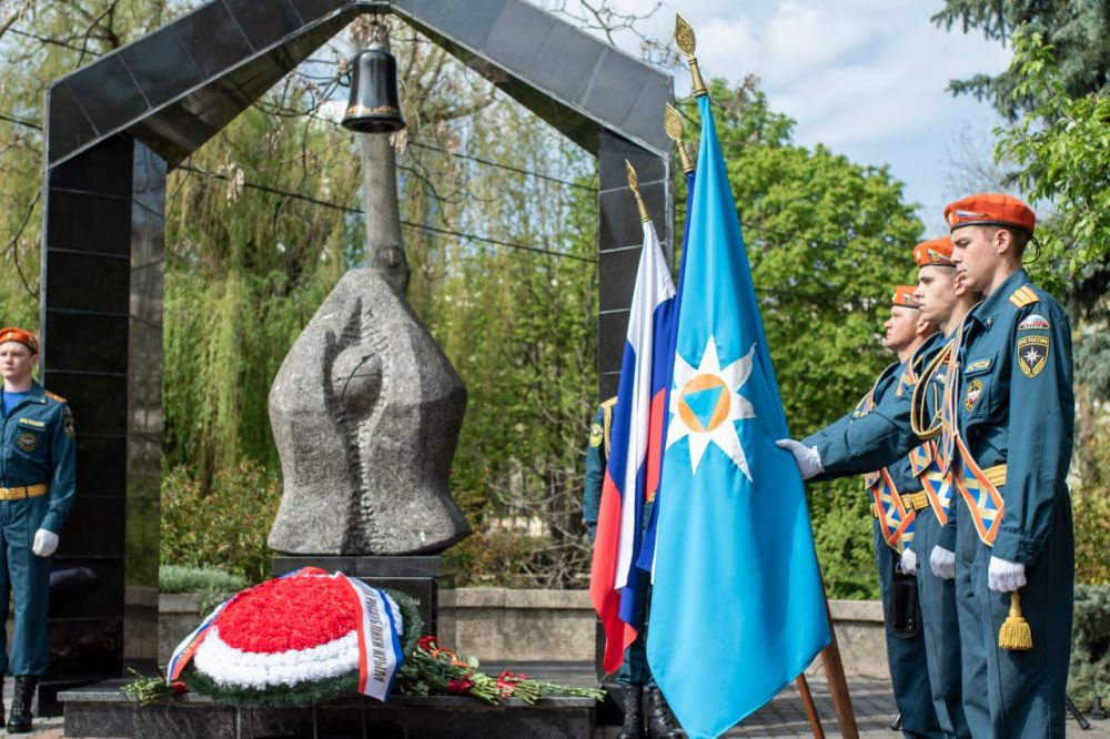 В Симферополе почтили память жертв Чернобыльской катастрофы В Симферополе почтили память жертв Чернобыльской катастрофы