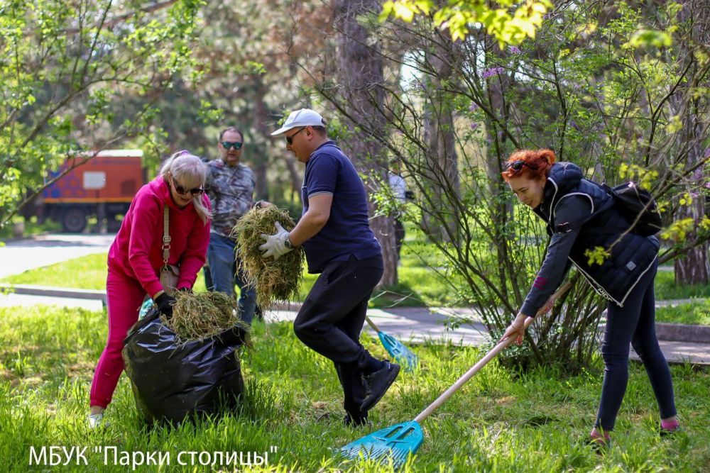 В парках и скверах Симферополя прошёл Всероссийский субботник В парках и скверах Симферополя прошёл Всероссийский субботник