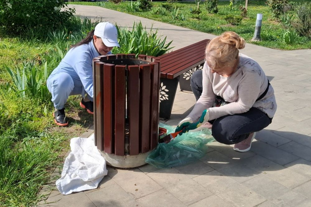 Сотрудники Мининформа Крыма привели в порядок территорию Балаклавского сквера в Симферополе Сотрудники Мининформа Крыма привели в порядок территорию Балаклавского сквера в Симферополе