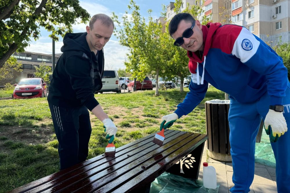 Сотрудники Мининформа Крыма привели в порядок территорию Балаклавского сквера в Симферополе Сотрудники Мининформа Крыма привели в порядок территорию Балаклавского сквера в Симферополе