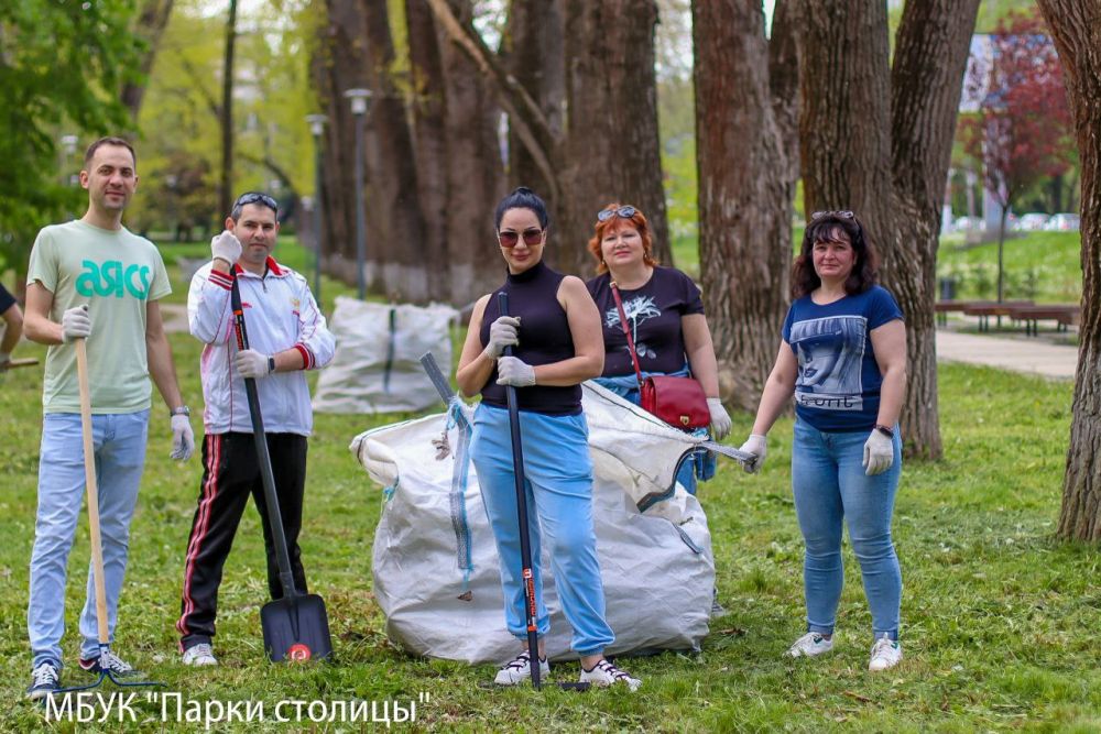 В парках и скверах Симферополя прошёл Всероссийский субботник В парках и скверах Симферополя прошёл Всероссийский субботник