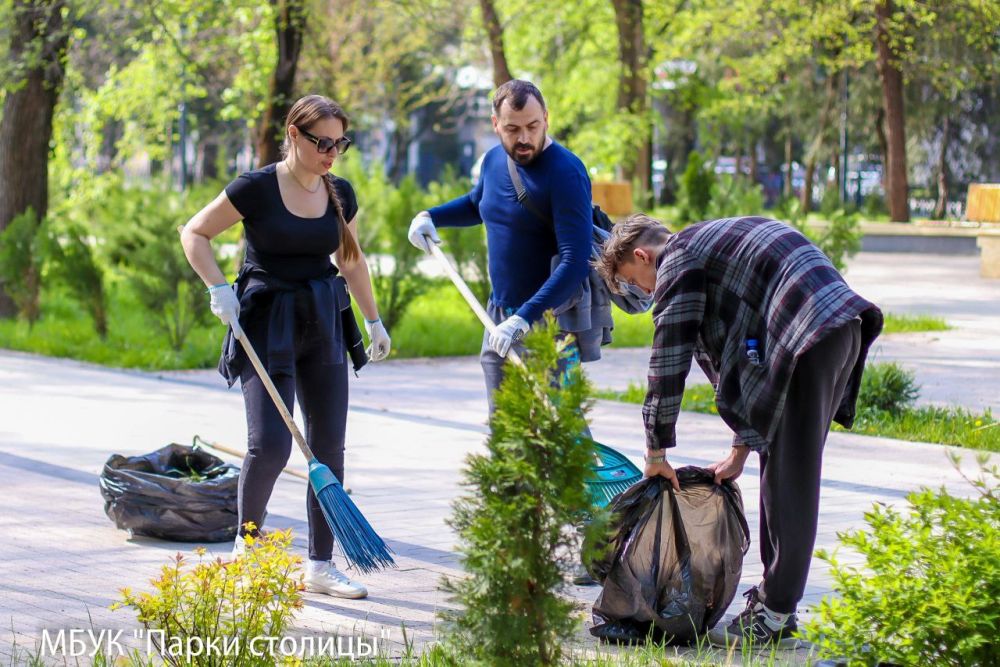 В парках и скверах Симферополя прошёл Всероссийский субботник В парках и скверах Симферополя прошёл Всероссийский субботник
