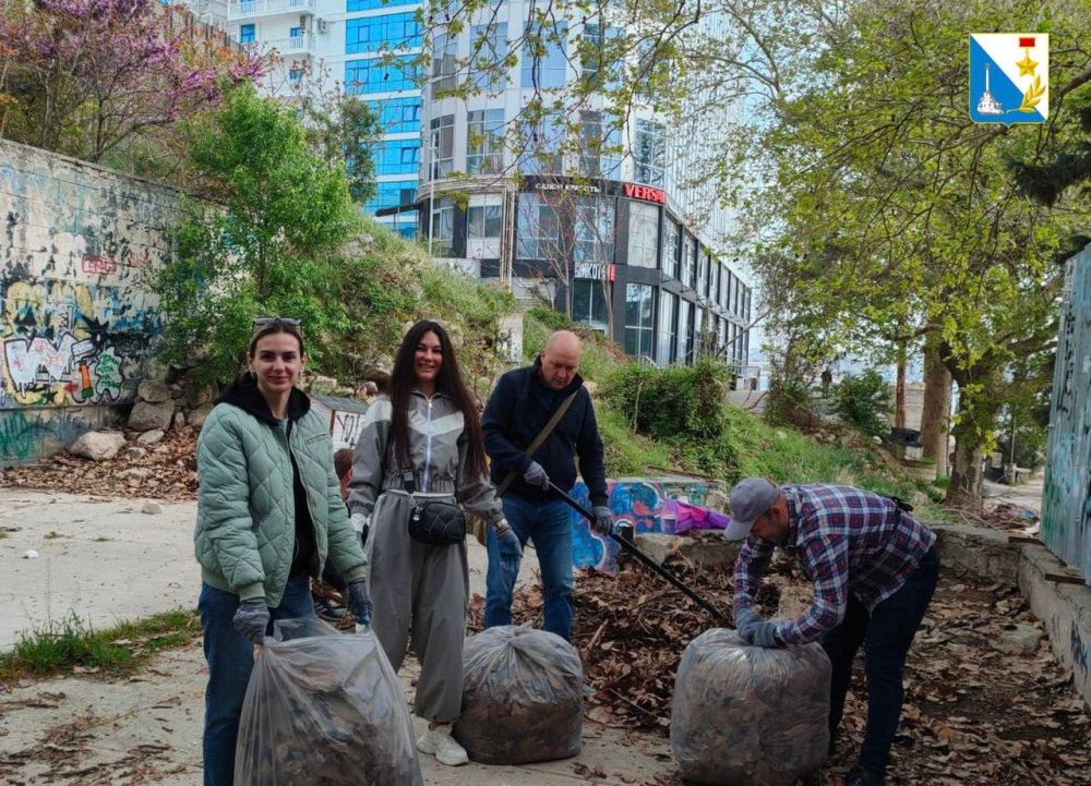 В Севастополе проходят субботники В Севастополе проходят субботники