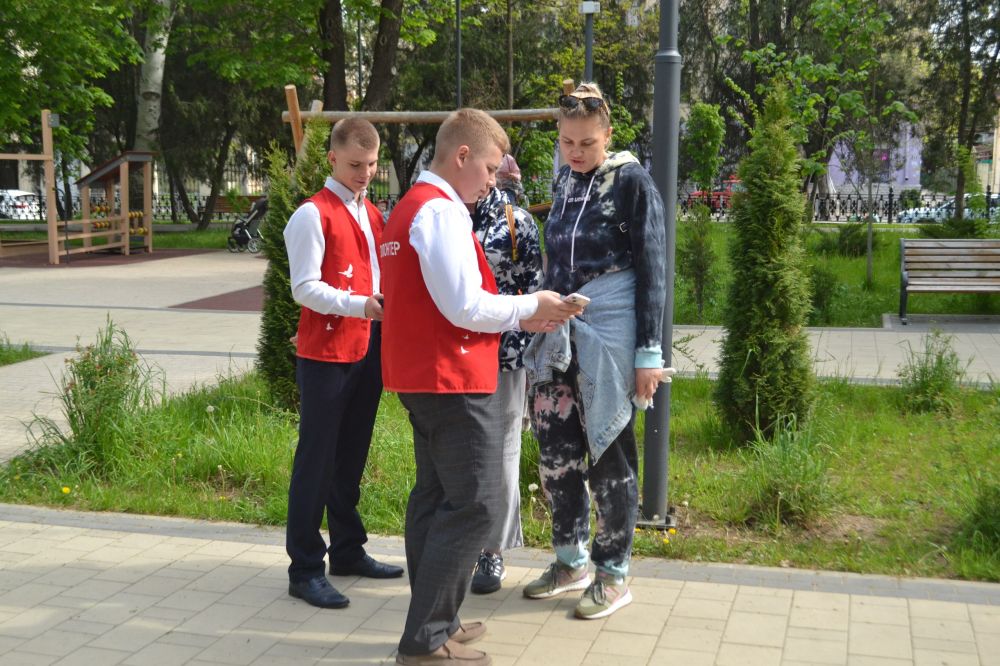На территории работают волонтеры, которые помогают На территории работают волонтеры, которые помогают