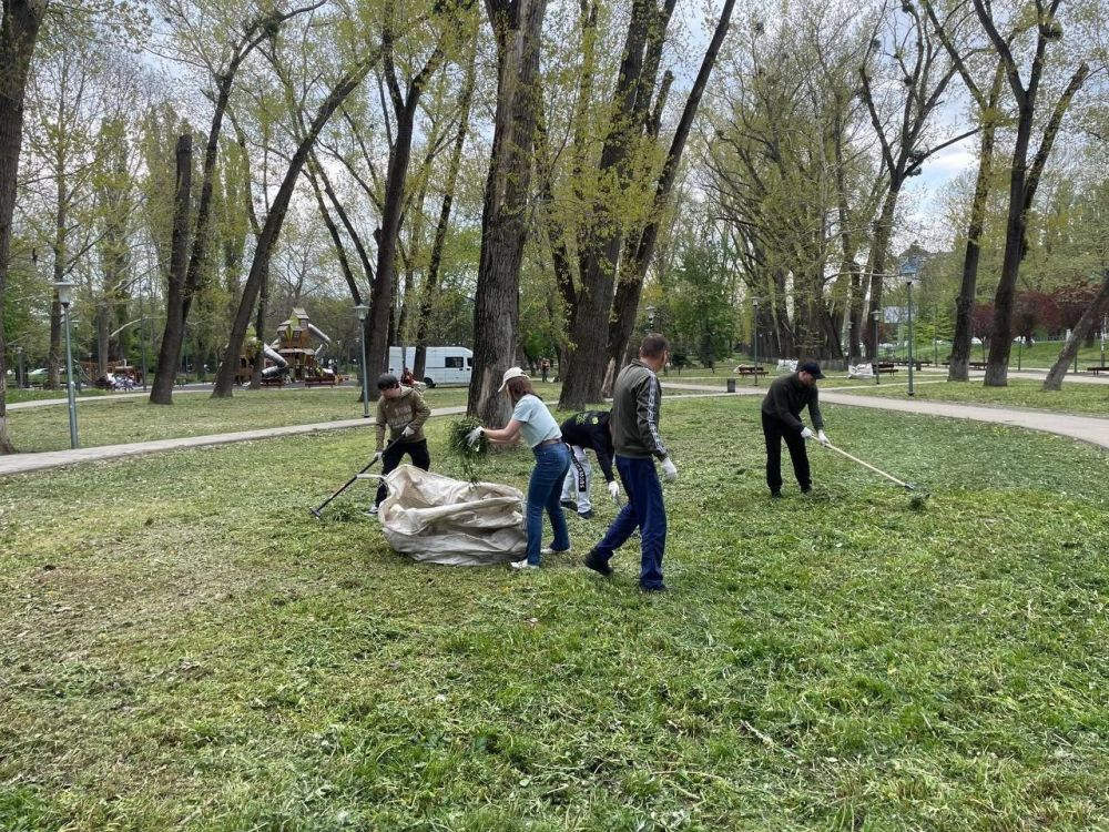 Коллектив Минприроды Крыма принял участие во Всероссийском субботнике Коллектив Минприроды Крыма принял участие во Всероссийском субботнике