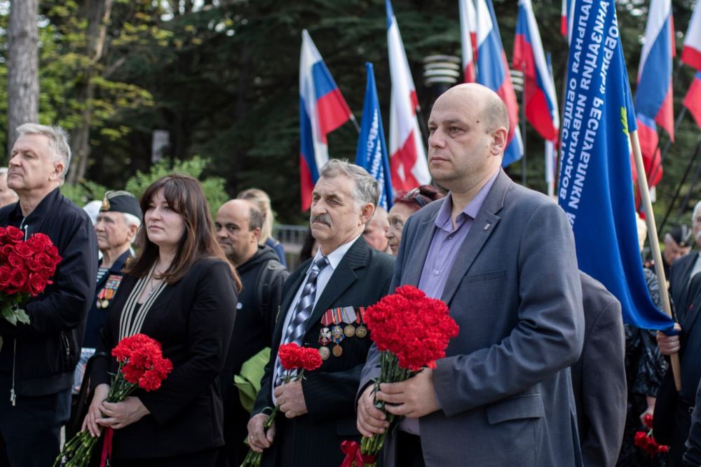 В Симферополе почтили память жертв Чернобыльской катастрофы В Симферополе почтили память жертв Чернобыльской катастрофы