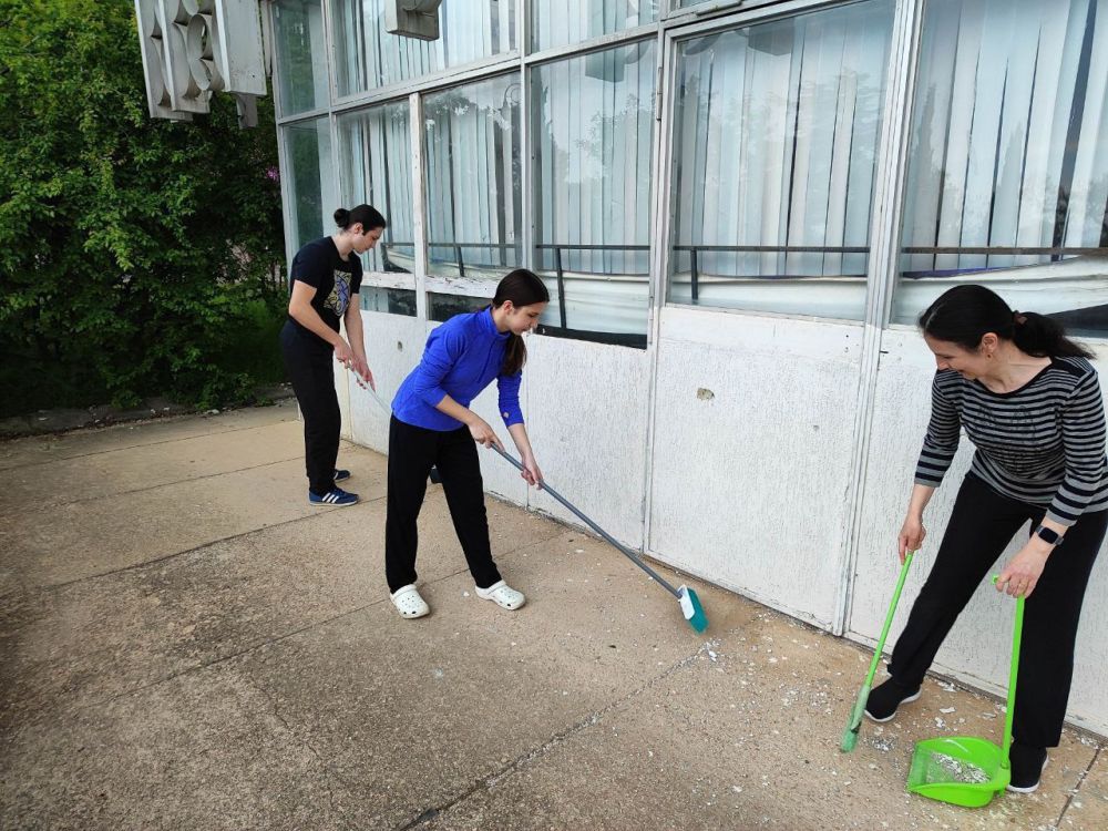 На выходных в Симферополе прошёл Всероссийский субботник, в котором приняли участие подведомственные учреждения Министерства спорта Республики Крым