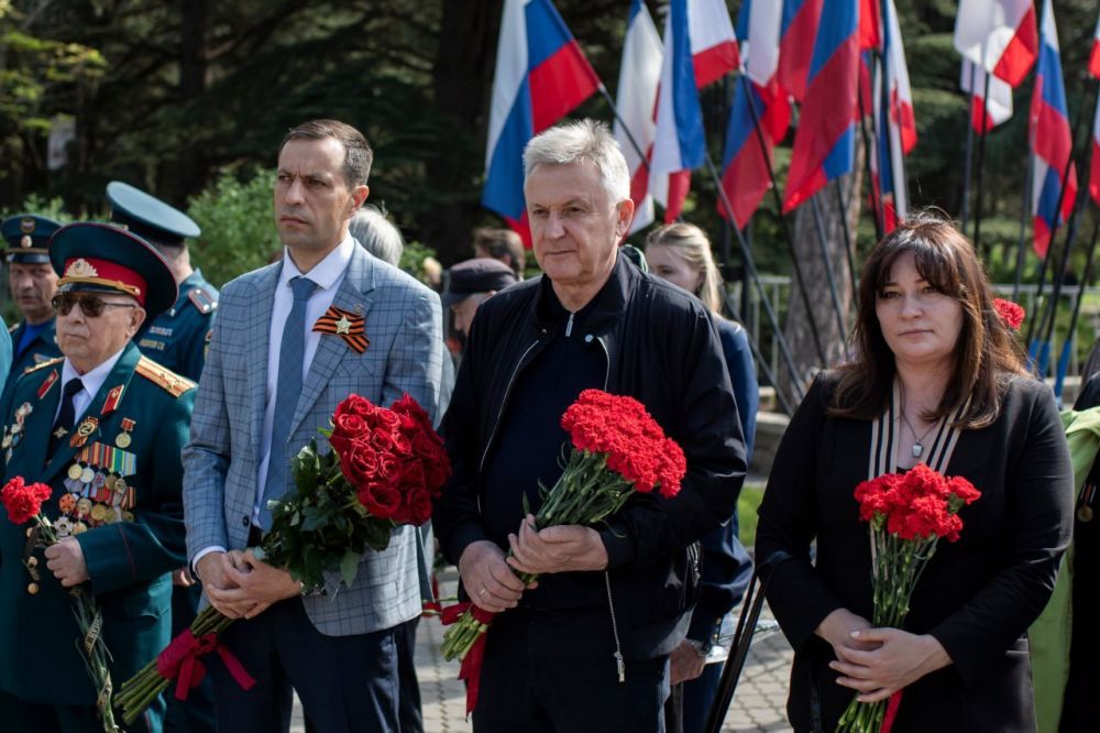 Заместитель министра труда и социальной защиты РК Анна Бугулова приняла участие в траурной церемонии, посвященной 39-й годовщине со дня аварии на Чернобыльской АЭС, которая состоялась у Мемориала жертвам Чернобыльской... Заместитель министра труда и социальной защиты РК Анна Бугулова приняла участие в траурной церемонии, посвященной 39-й годовщине со дня аварии на Чернобыльской АЭС, которая состоялась у Мемориала жертвам Чернобыльской...